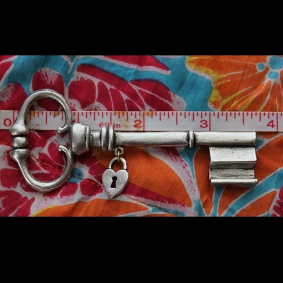 Vintage 'Key to My Heart' Brooch Pin - Picture 3 of 5